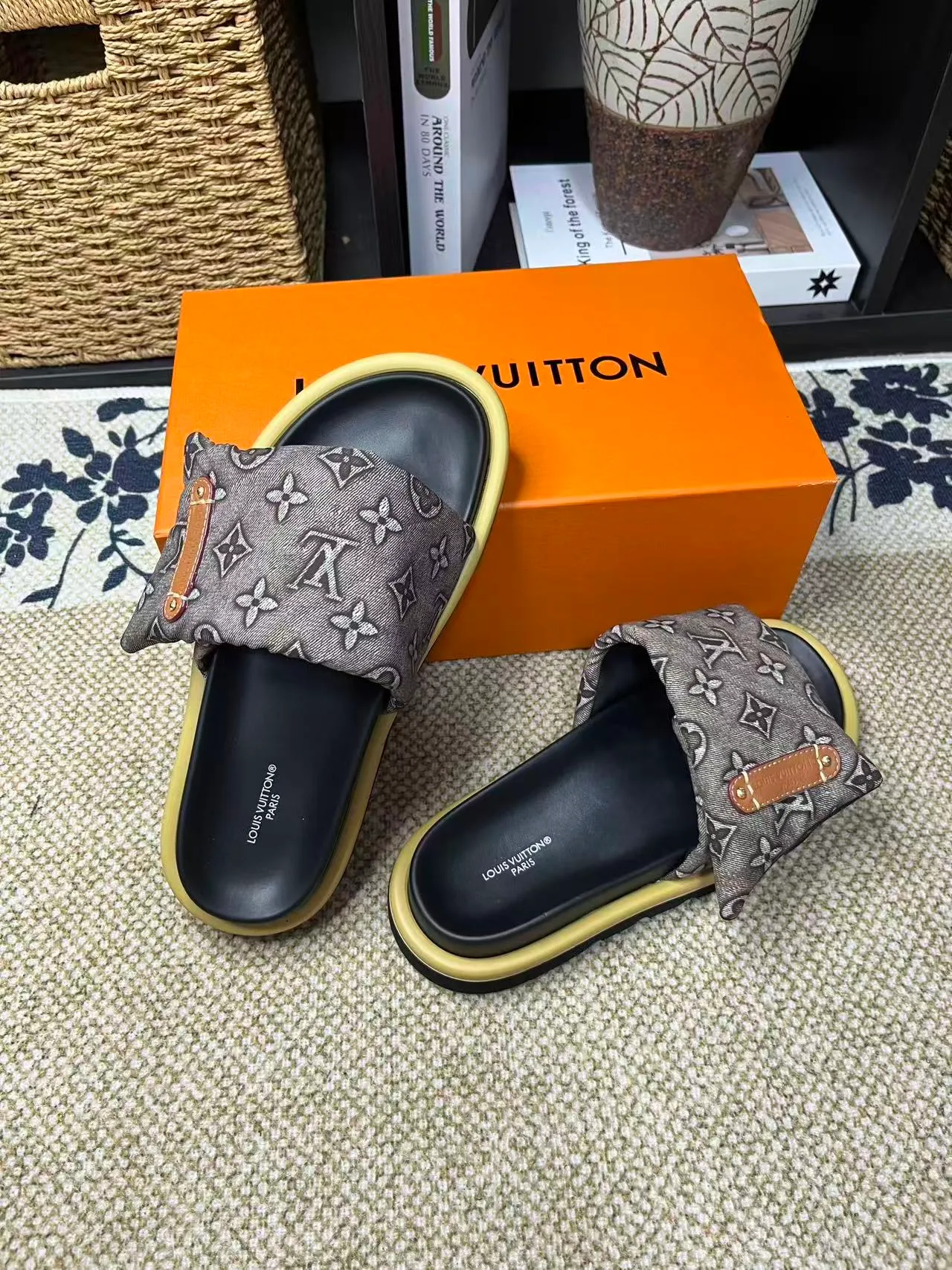 P340 [New Style] [LOUIS VUITTON] Louis Vuitton, LV printing, men's and women's slippers are now on the market, packed in drawer boxes with cloth bags and cards, the upper pattern looks very soft and waxy, and is a super versatile leg slimming tool. Fabric: imported denim/canvas/old fabric, LV hardware LOGO, official website pattern printing, comfortable to wear, feet: high-elastic PU water table. Sole: foam sole, heel height: about 5cm. Code number: 35-46, 35, 45, 46 are custom-made and non-returnable. Color: multiple colors and styles available.